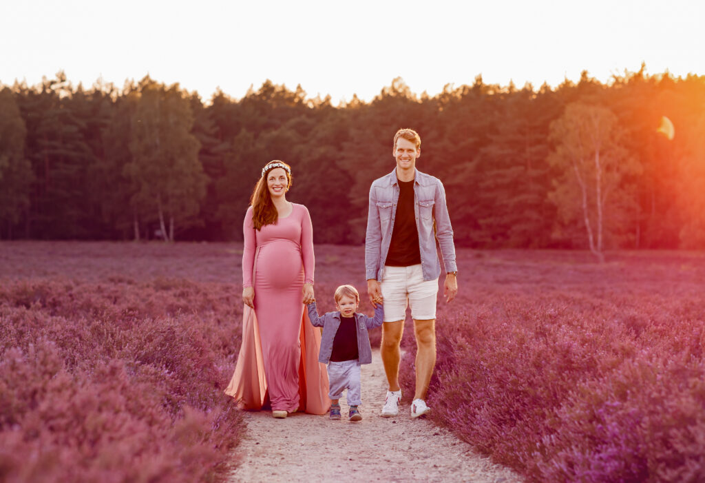 Fotoshooting zum Sonnenuntergang an der Heidefläche Angelbecksteich