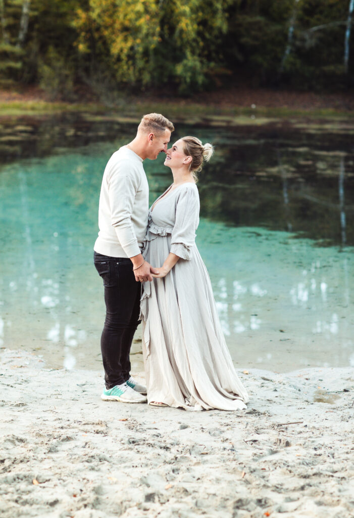 Paarbilder mit Babybauch an der blauen Lagune
