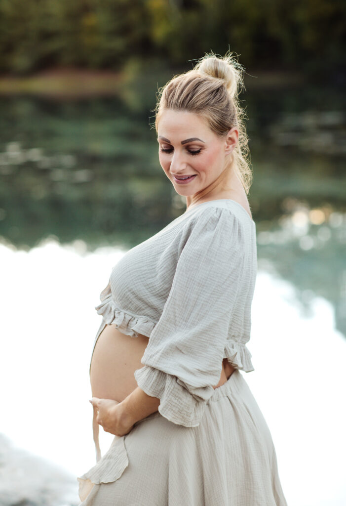 Babybauchshooting an der blauen Lagune