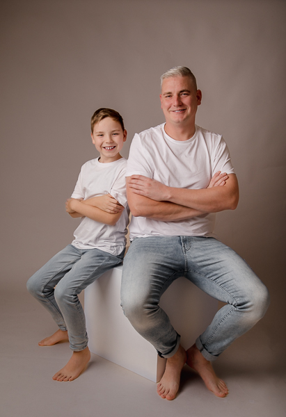 Coole Vater und Sohn Pose