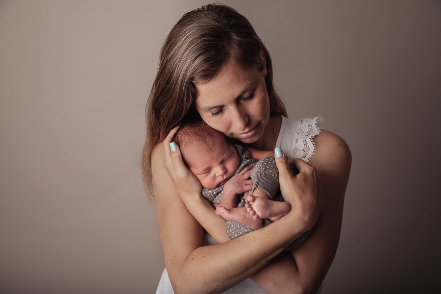 Mama und Babypose für dein Neugeborenenshooting